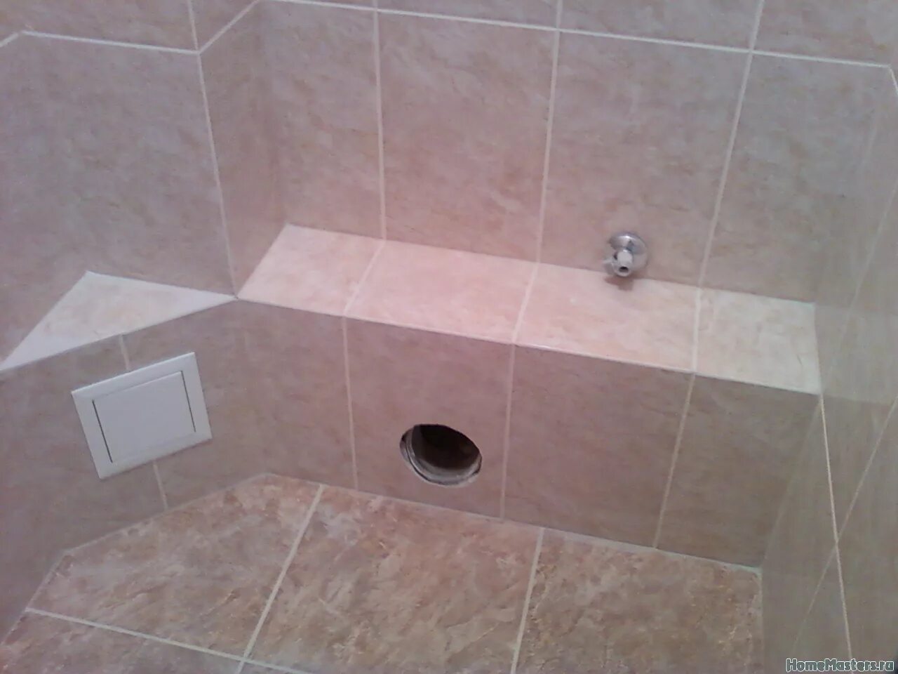 Короб из кафеля в ванной. Короб плиткой в ванне. Углы для плитки в ванной. Шкаф под плитку в туалет. Ванна в коробе из плитки.