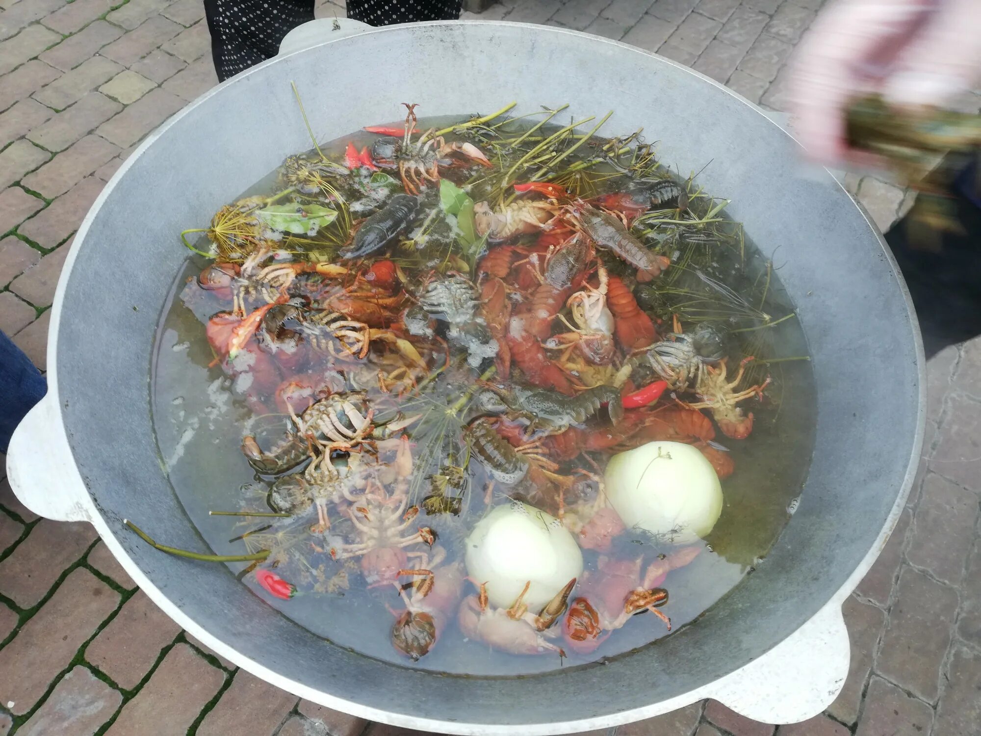 Можно ли варить ночью. В чем варят рыбуьв китае. Готовить на максимальном огне, пока не закипит. Варево в кастрюле. Кастрюля в кастрюле для варки солода.