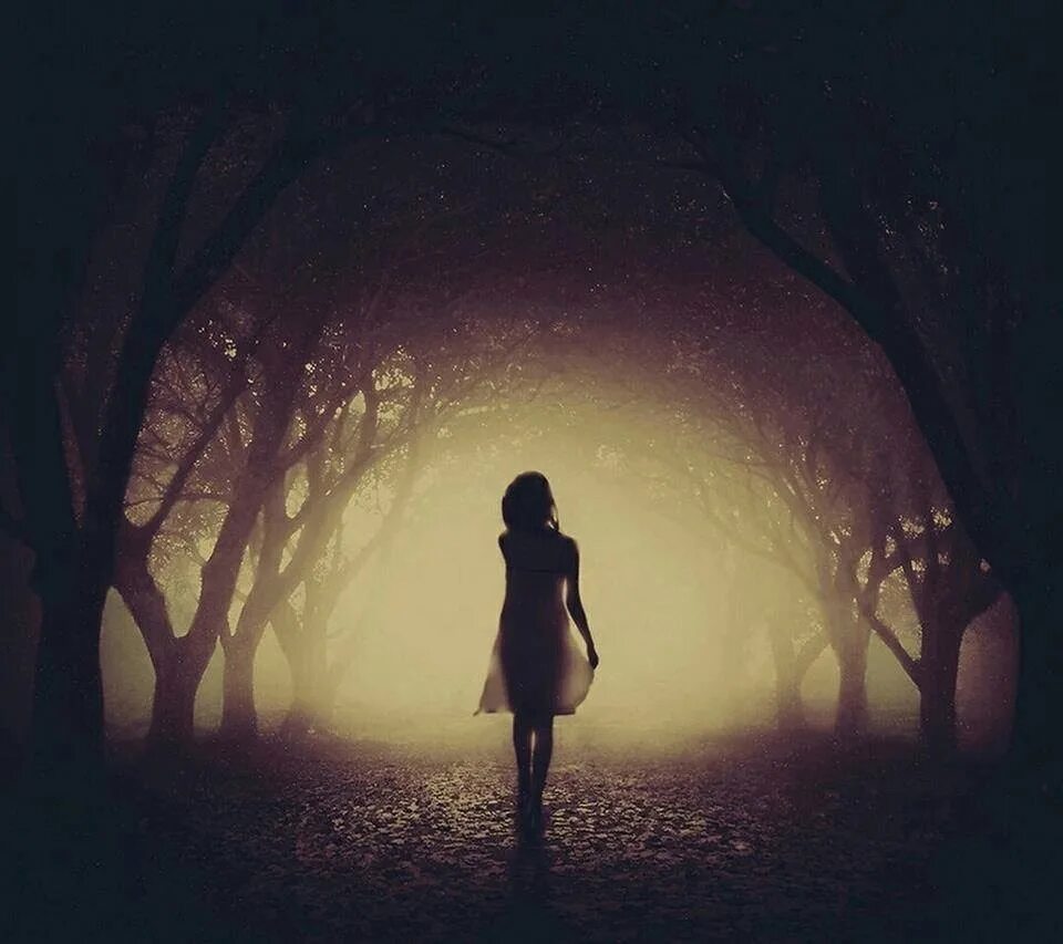 Фигура в темноте. Уходящая девушка. Девушка во мраке. Девушка в туманном лесу. Девушка уходит в ночь.
