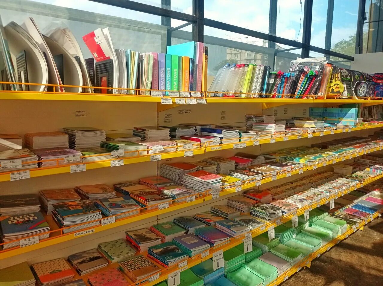 канцелярия петербурга. канцелярский магазин спб. магазин канцелярская мекка. магазин канцтоваров спб. выкладка канцтоваров в магазине.