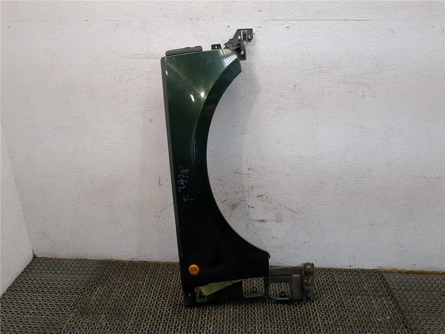 Крыло переднее ленд ровер. Мятое крыло ленд ровер. Крыло ленд ровер. Электрика дискавери 3 правое крыло переднее. Крыло ленд ровер.