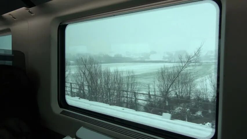Москвича увидевшего липецк из окна поезда доставили. Вид из окна поезда. окно вагона. окно поезда. окно поезда изнутри.