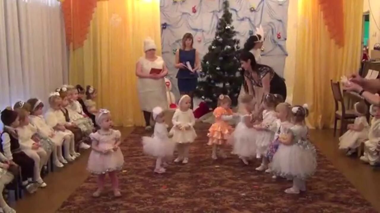 Танец снега в детском саду. Танец снежки в детском саду. Снежок для утренники. Танец снежинок в детском саду. Танец на новый год ясельная группа.
