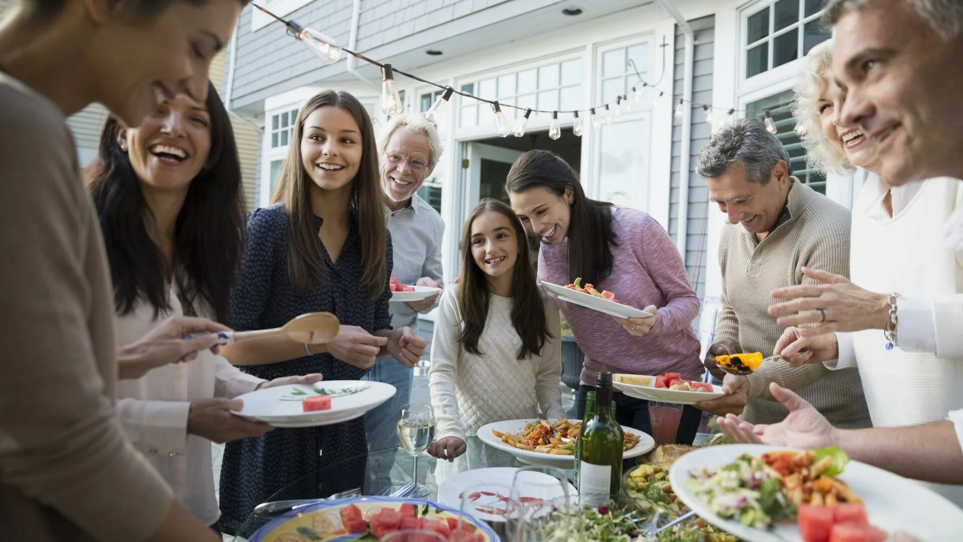 Hotel cleaning staffs. 1 do a guests. Студенты в кафе. 1 do a guests. Big family dinner.