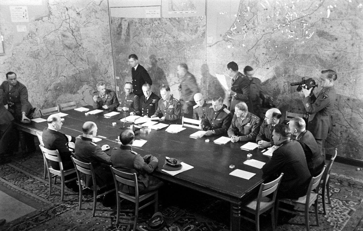 Капитуляция 45 года. Подписание капитуляции Германии в Реймсе 1945. Капитуляция Германии 1945г. Подписание акта о капитуляции Германии. Подписание капитуляции Германии 1945 Йодль.