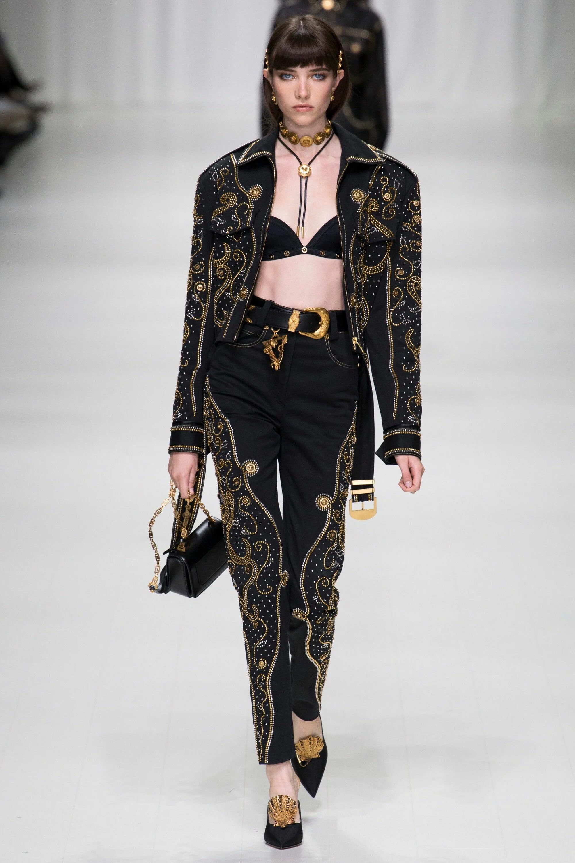Dior catwalk. Платья дольче габбана 2018. Версаче коллекция 2018. Показ моды 2018. Дольче габбана коллекция 2018.