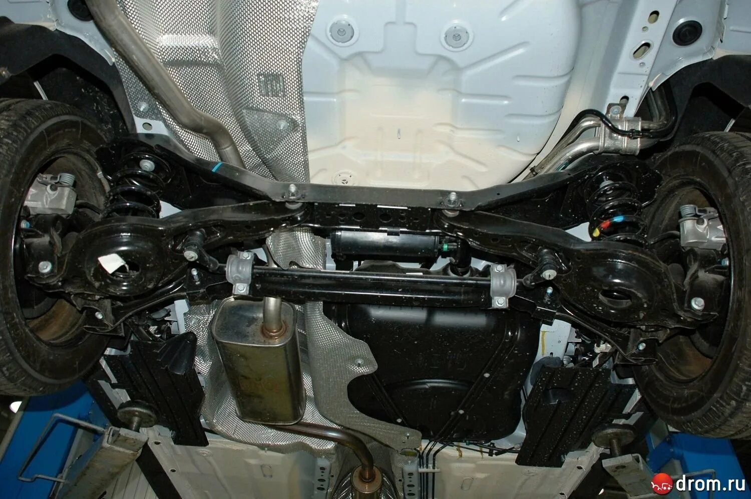 Форд фокус 2 1. Защита бампера фокус 2. Ford focus 3 снизу. Днище форд фокус 3 хэтчбек. Низ форд.