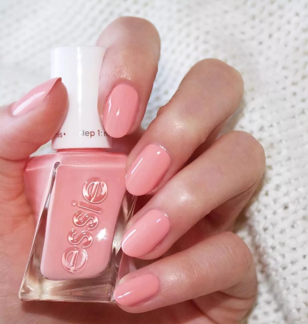 Нежно розовый лак. Лак Essie персиковый. Лак для ногтей Essie персиковый. Розовые лаки Эсси. Розовый лак для ногтей.