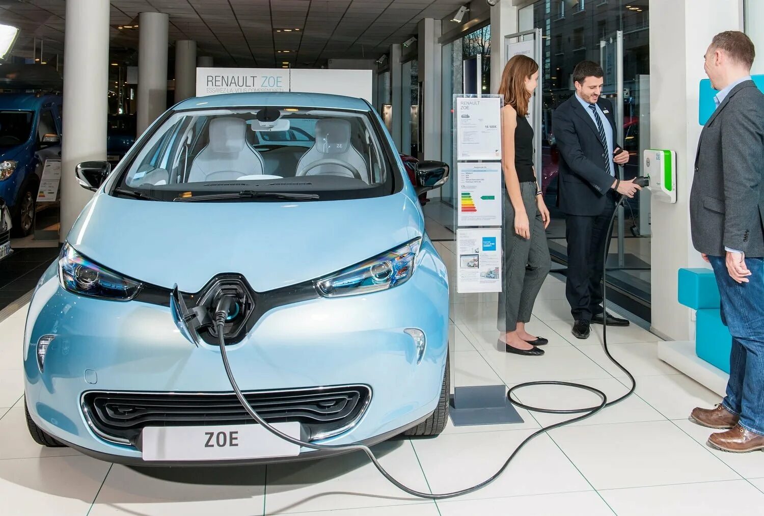 Рено гибрид. Renault Electric car. Renault Zoe Electric car салон. Электроавтомобиль Рено. Рено Авантайм.