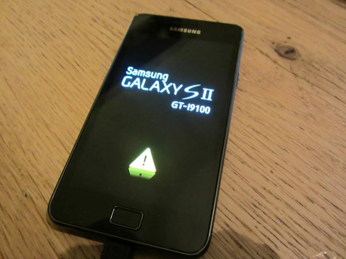 Завис экран телефона самсунг. Galaxy s2 gt-i9100. Samsung Galaxy s II gt-i9100. Самсунг галакси s2 gt i9100. Samsung Galaxy s2 не заряжается.