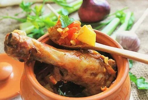 Тушеная картошка в горшочках. Курица в горшочке в духовке с картошкой. Курица с овощами в горшочке. Куриные ножки с шампиньонами. Голень куриная в горшочке с картошкой.