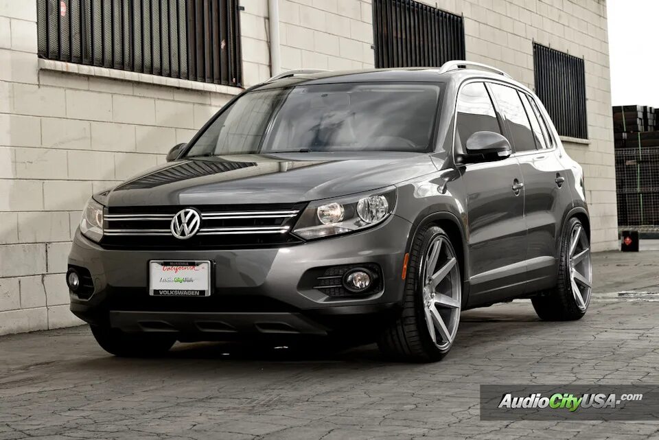 Volkswagen tiguan шины. Volkswagen Tiguan черный 2013. Volkswagen Tiguan r-line r20. VW Tiguan r22. Tiguan 1 r20.