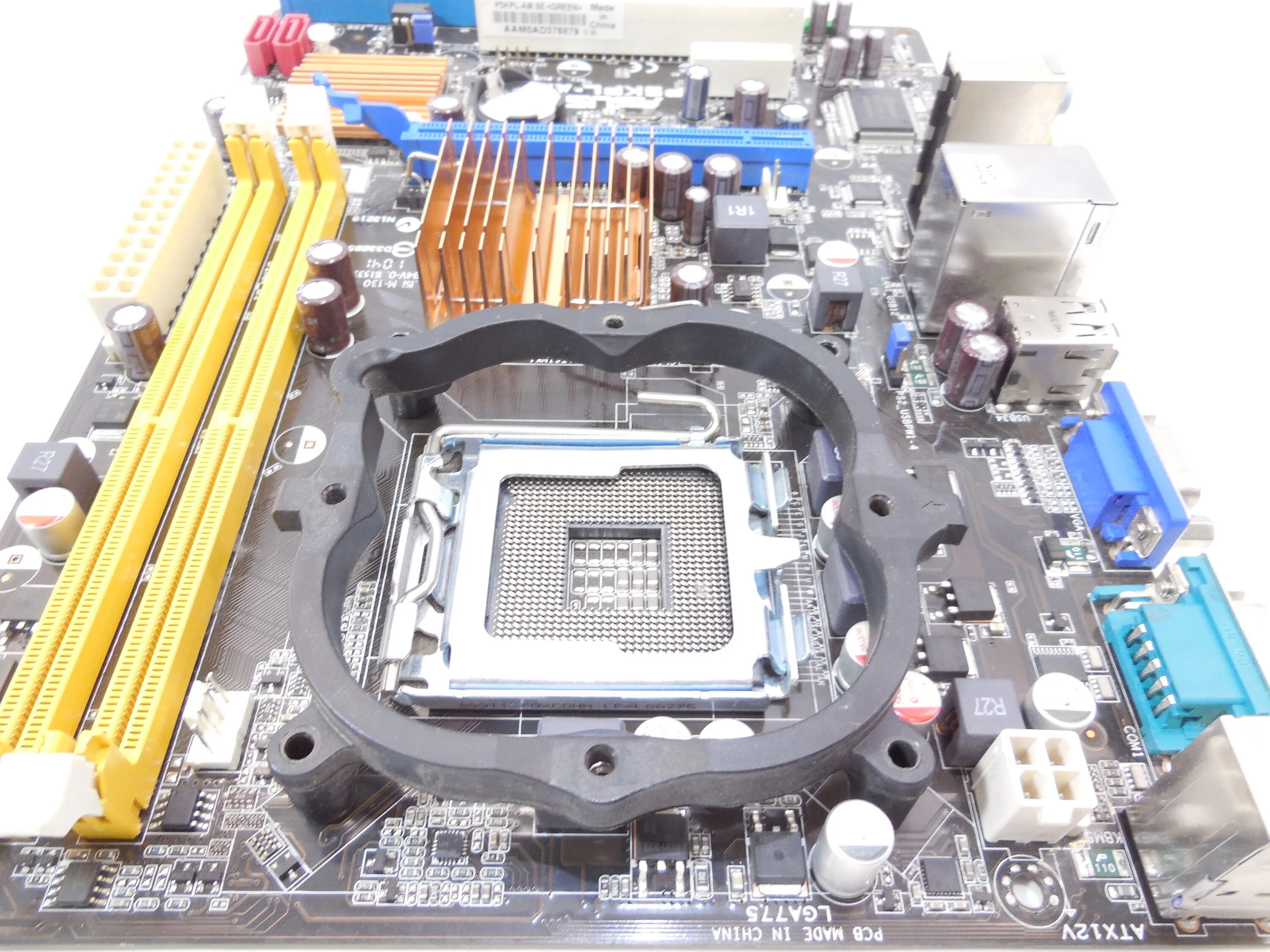 Крепление кулера к материнской плате. LGA 775 Socket процессоры. Кулер на сокет lga775. Крепление кулера 775 сокет. LGA 775 Socket кулер.