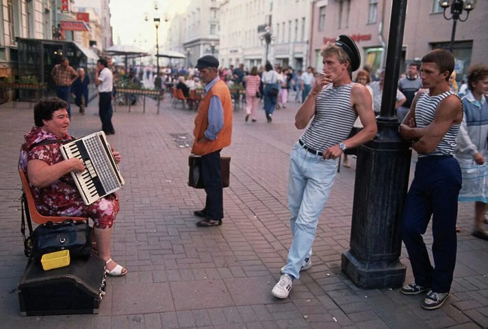 Начало 2000 х годов в россии. Старый Арбат 2000-е. Москва Арбат 90е. Арбат 1991. Музыканты Арбат 1990.