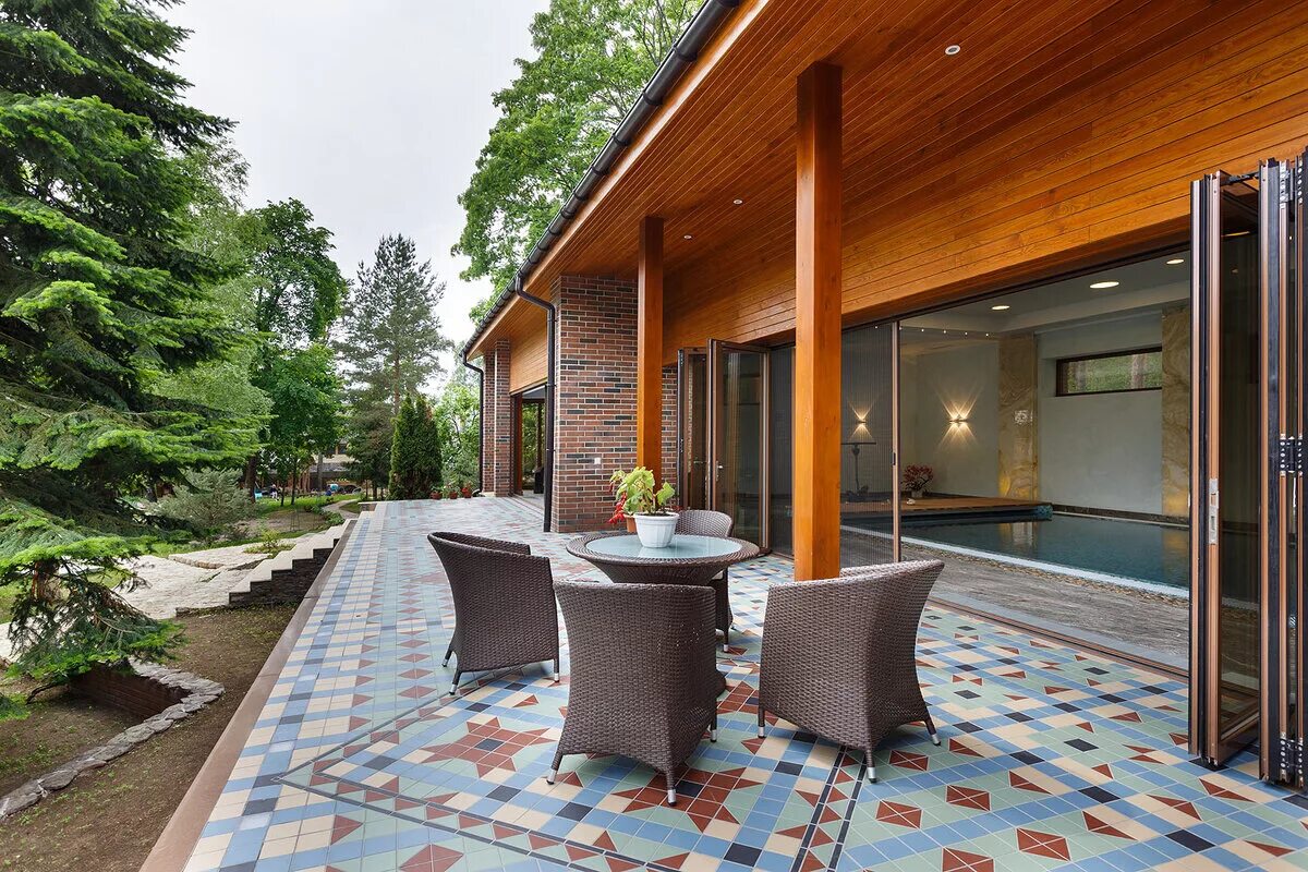 Веранда к дому. Деревянные колонны для террасы. Каменная терраса. Веранда из камня. Каменная терраса.