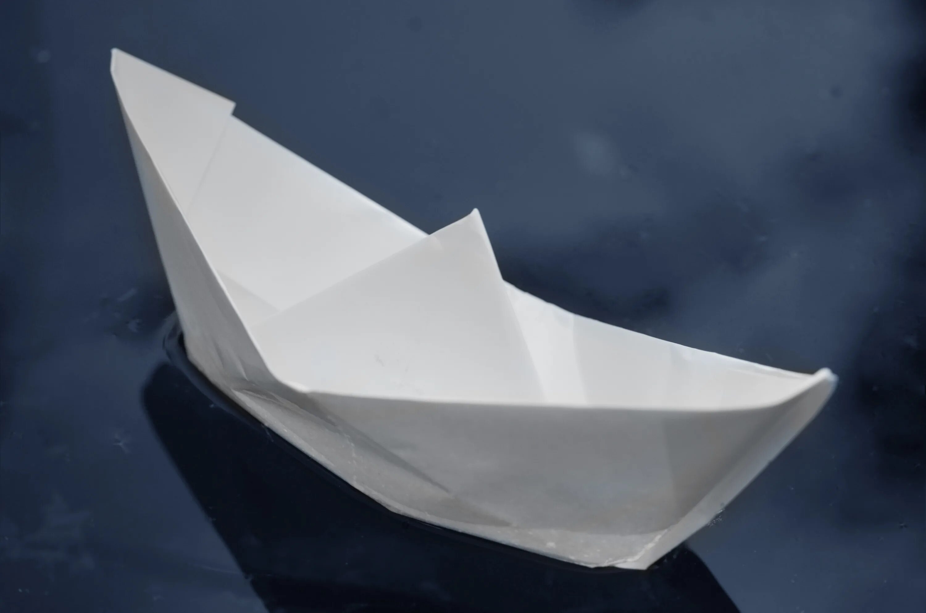 Кораблик из бумаги пускать. Бумажный кораблик. Бумажный корабль. Белый кораблик из бумаги. Белый бумажный кораблик.