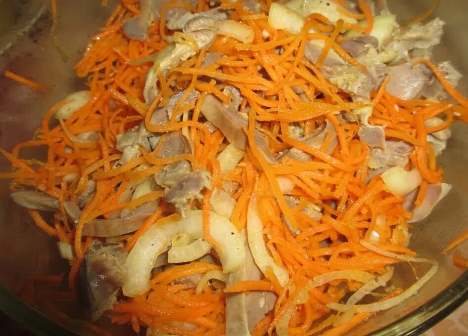 Маринуют курицу с морковью. Салат из моркови по-корейски. Салат с корейской морковкой. Салат с куриными желудками и корейской. Салат из корейской моркови.