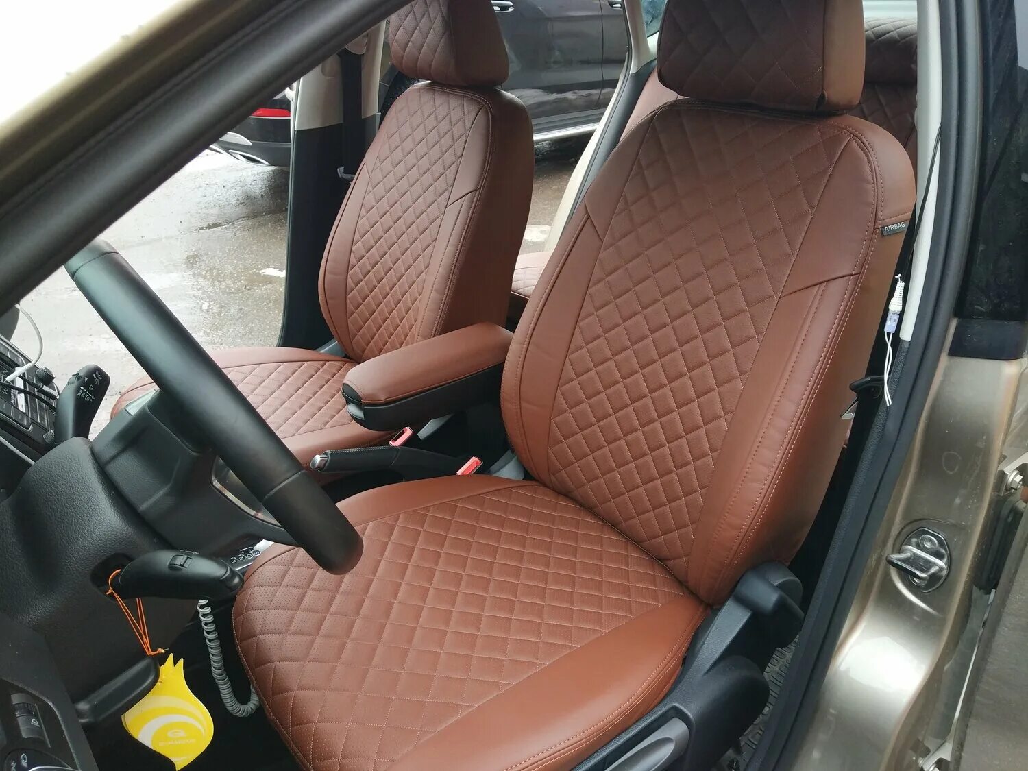 Установить чехол. Установить чехол. Автомобильные чехлы на сиденья крепления. Чехлы кия спортейдж 3 автопилот. Натяжка авточехлов.