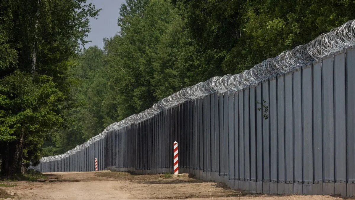 Забор граница Польша Литва. Стена Польша Белоруссия. Забор на границе с Польшей. Бетонные заграждения на границе с Польшей.