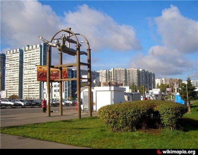 Услуги в ясенево. Памятник в Ясенево у метро. Скульптура «парящие в Ясенево» Бурганова Ясенево. Станция метро Ясенево. Станция Ясенево Москва.