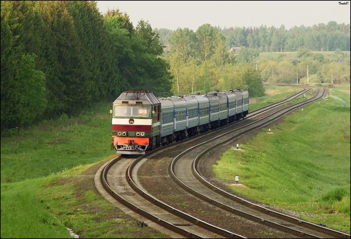 Поезд. Железнодорожный транспорт. Поезд на повороте. ЖД поезд.