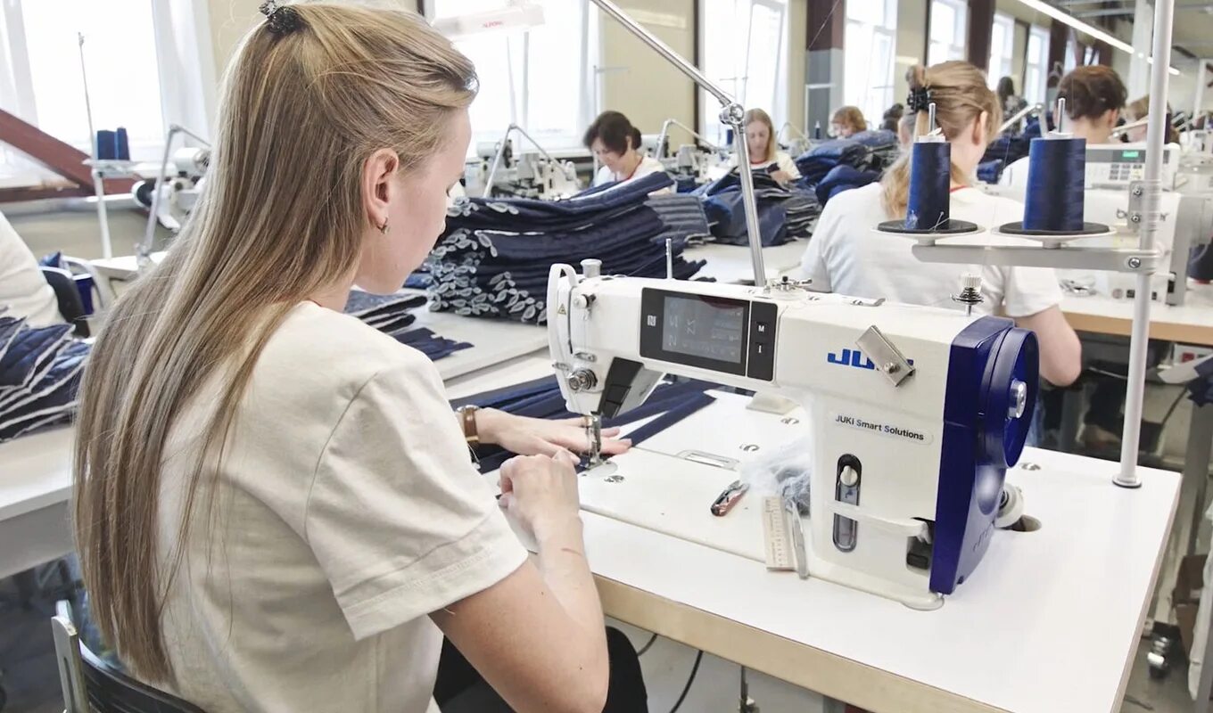 Швейная фабрика " 1-я Одинцовская мануфактура". Швейный цех. Цех швейной фабрики. Швейный цех швейного производства.