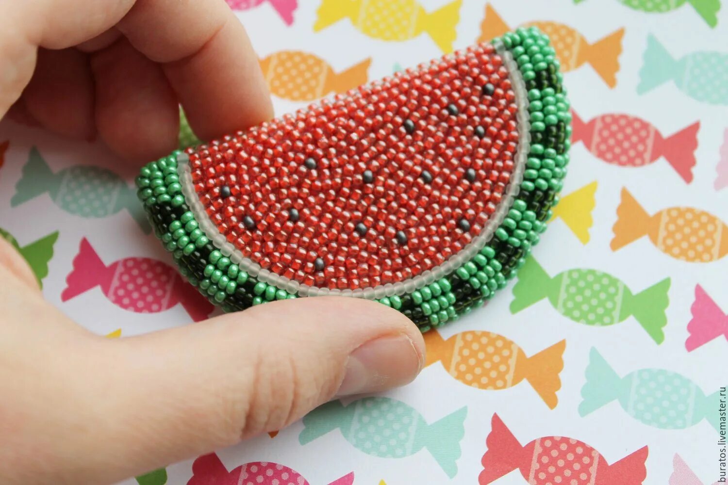 Брошь арбузик из бисера. Брошь бисер арбуз. Как сделать из бисера арбуз. Как сделать из бисера арбуз. Браслет из бисера арбуз.