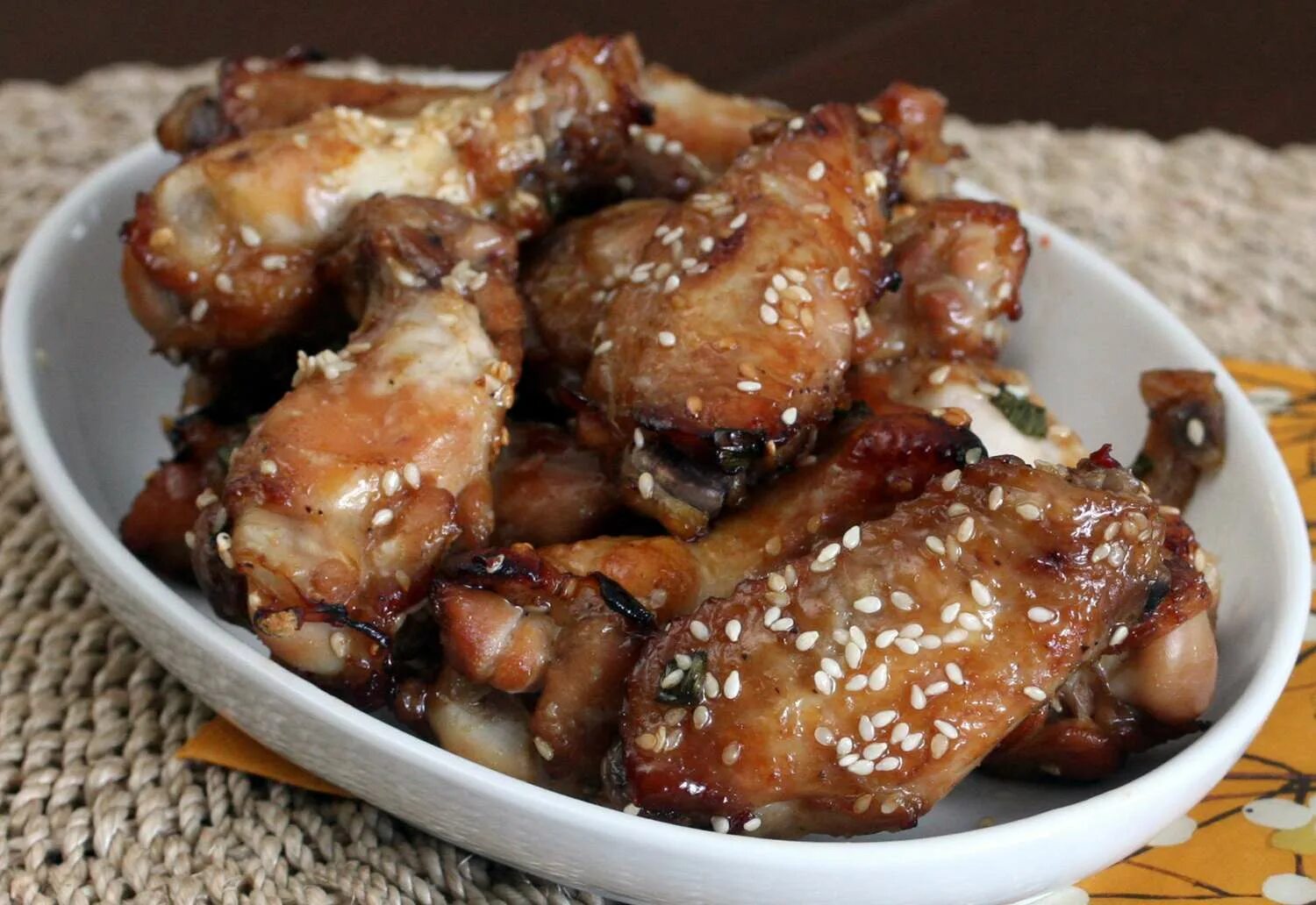 Мариновать крылышки соевым соусом. Куриные крылышки (в пряной глазури, bbq, чили-манго, ). Крылья баффало терияки. Куриные крылышки в медово-соевом соусе. Куриные крылышки в медово-соевом соусе.