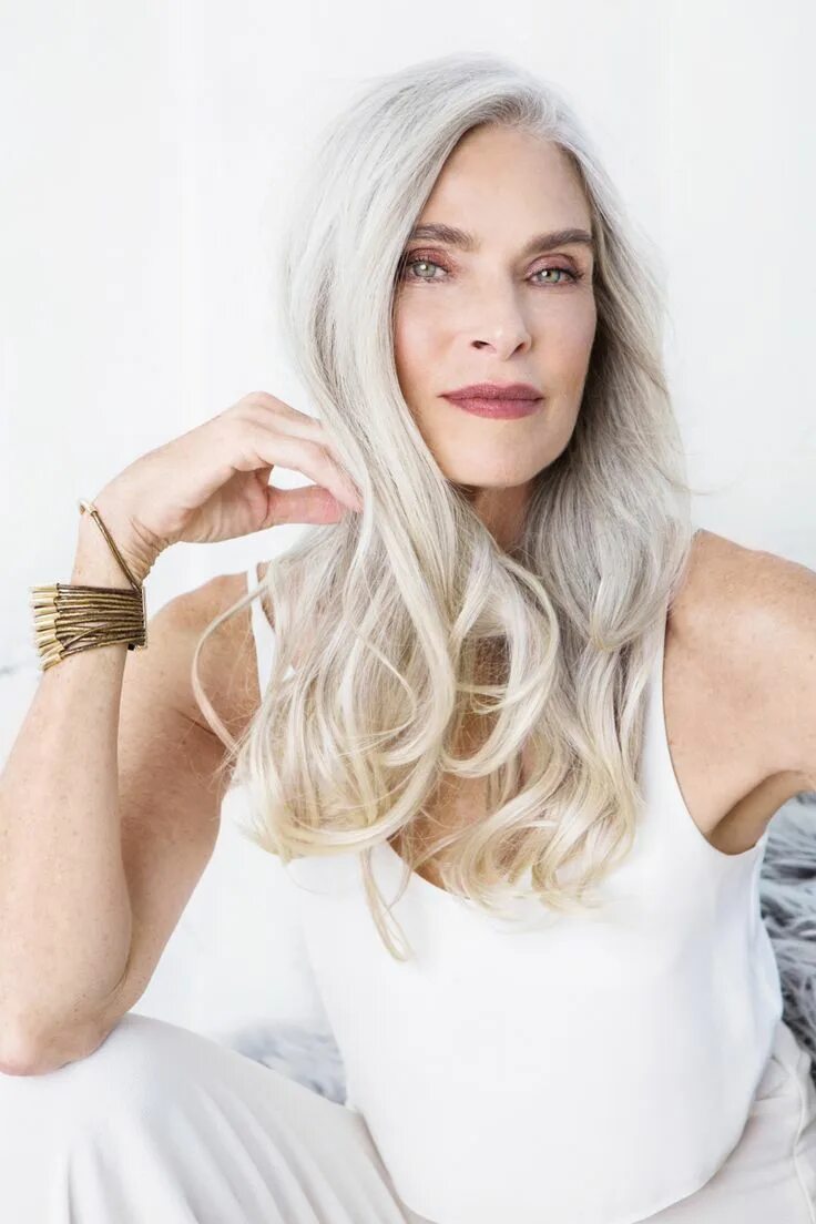 Серый модель. Дафна хикс grey hair. красивые девушки с седыми волосами. стиль женщин с длинными седыми волосами. модель с серебристыми волосами.