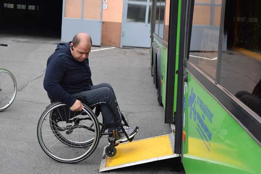 Люди инвалиды. Трудоустройство инвалидов. Инвалиды в походе. Ребенок в инвалидной коляске. Курсы для людей с инвалидностью.