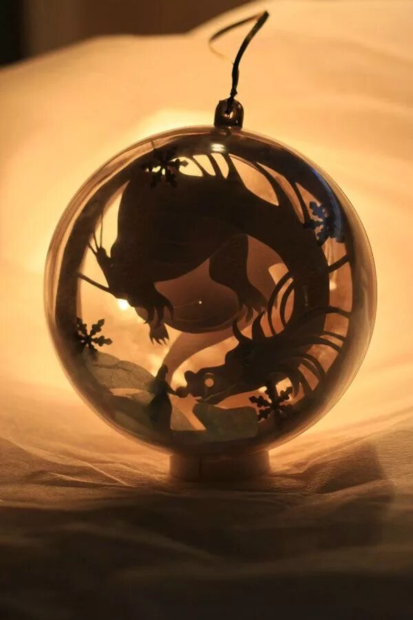 Дракон в шаре. Елочный шар дракон. Новогодний шарик с драконом. Елочные шары сюрреализм. Елочные шары с драконами.