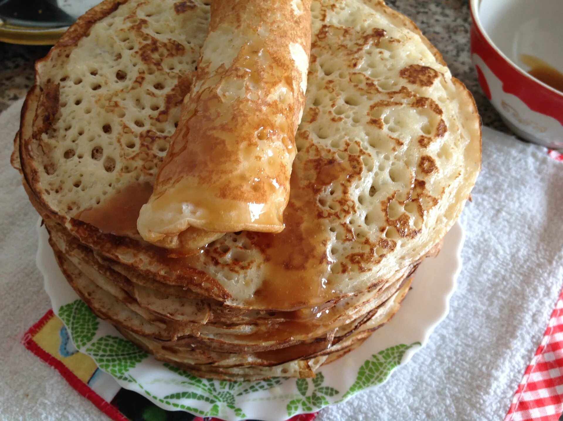 Дрожжевые блины. Блины из манки. Блины на молоке на манной крупе. Блины с манной крупой. Манные блины.