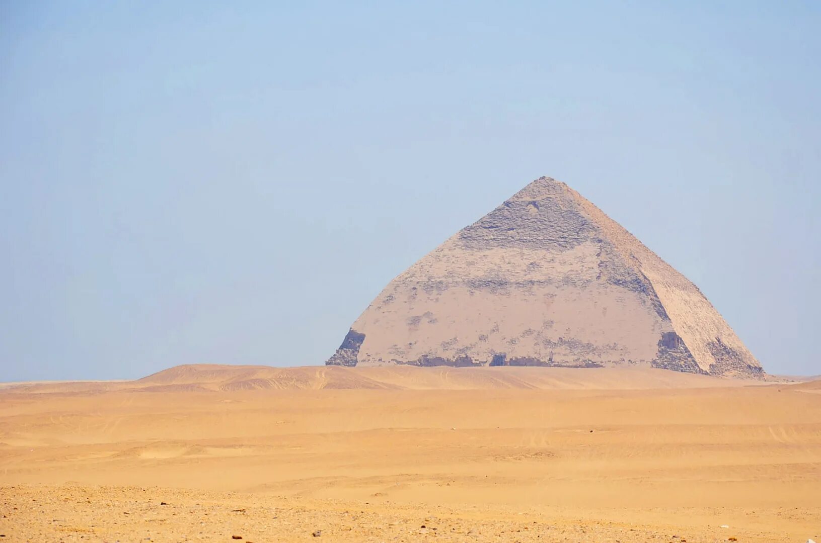 Тру пирамида. Ломаная пирамида в Дахшуре. Ломаная пирамида в Египте. Дахшур Египет. Ломаная пирамида Снофру.