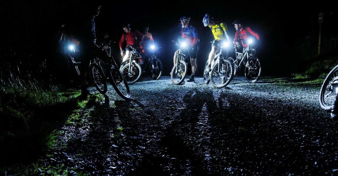 Bike night. Велосипед ночью. Велосипедист ночью. Ночное катание на велосипеде. Велосипед со светоотражателями.