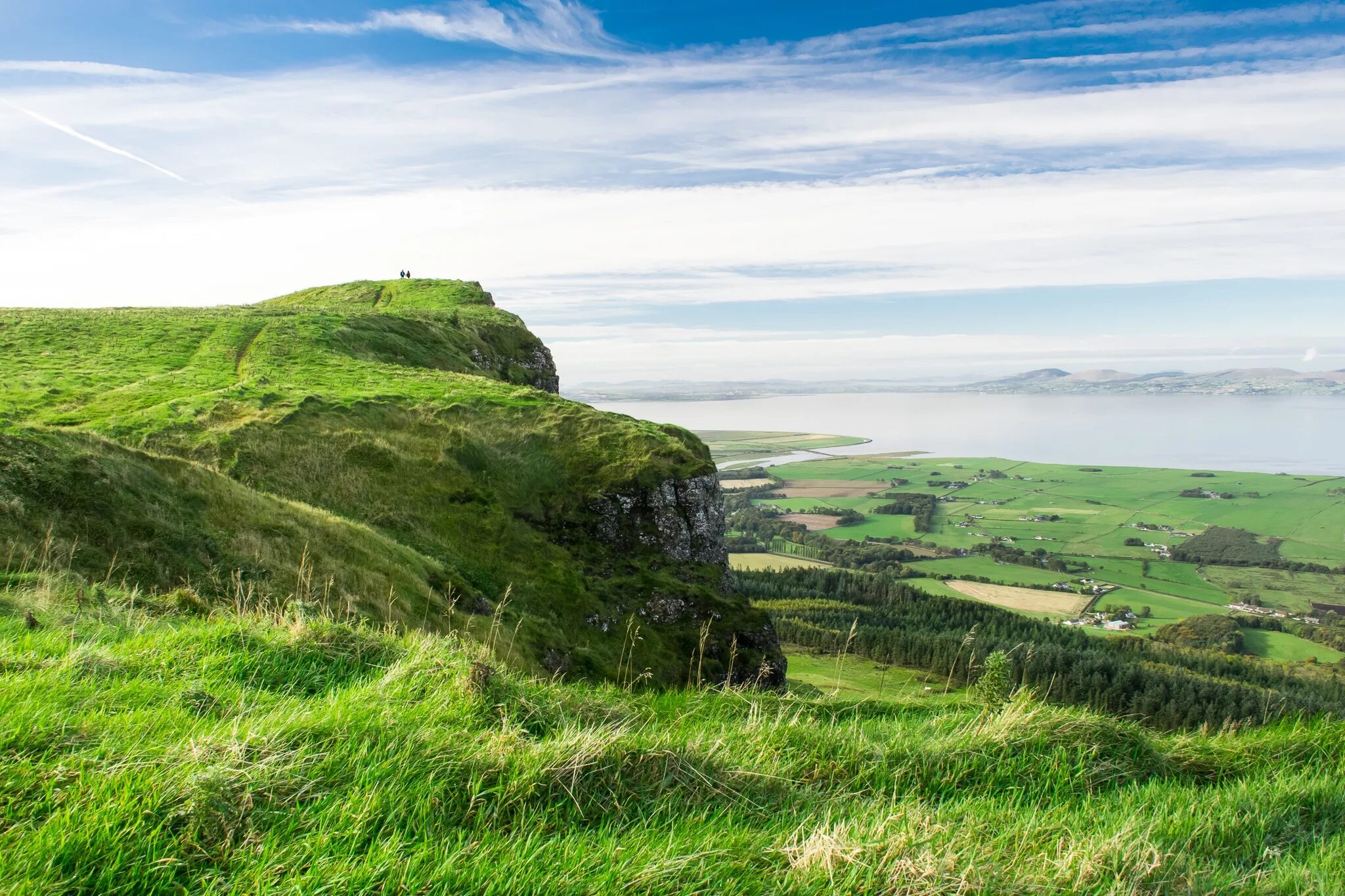 Центральная низменность Ирландия. Холм Уснех Ирландия. Green Hills зеленые холмы Ирландии. Центральная равнина Ирландии. Обрывистый холм