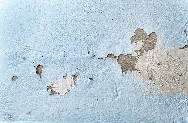 Имеется трещина. Скол краски на стене. Отслоилась краска на стене. Отслоение окрасочного слоя стен. Отколовшаяся краска на стене.