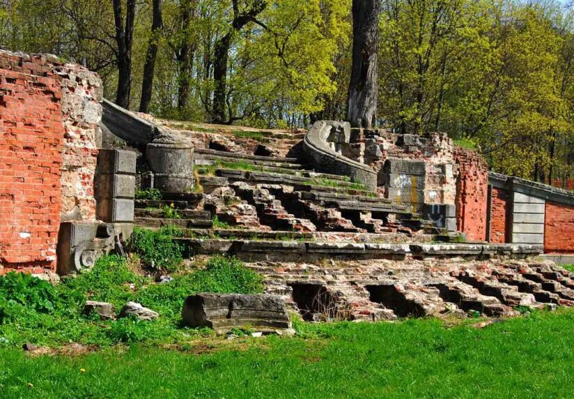 Усадьба половцева рапти. Романщина лужский район кладбище. Луга усадьба рапти. Парк усадьба рапти луга. Усадьба рапти лужский район история.