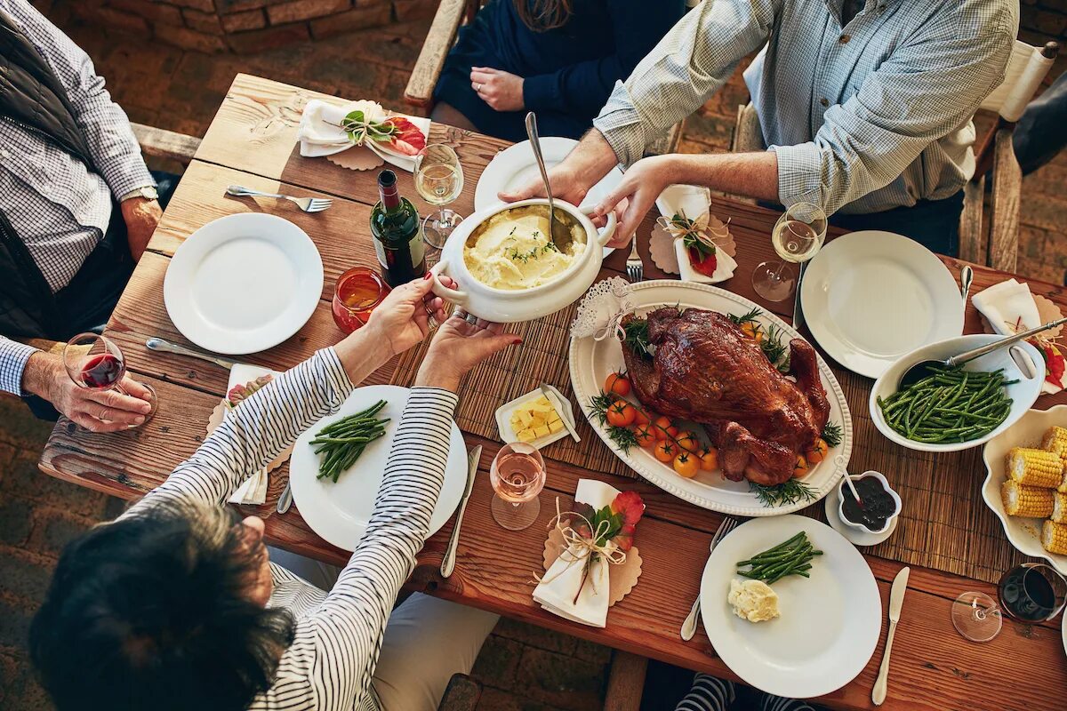 Restaurants eating. Семейный ужин. Обед за столом. Семейный обед в ресторане. Семейный ужин стол.