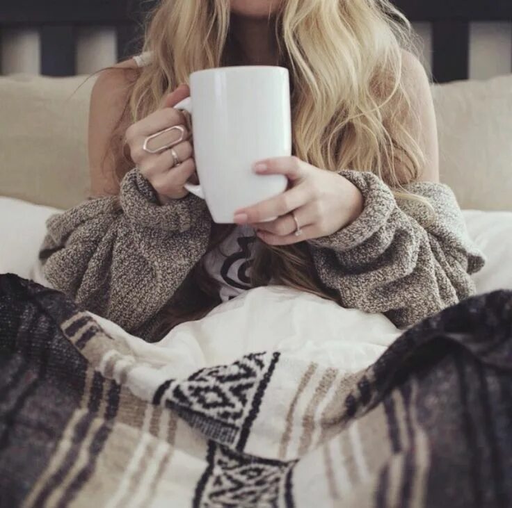 I drink coffee the morning. Девушка в пледе с кофе. Девушка в пледе с чашкой чая. Блондинка с кофе. Девушка плед чай.