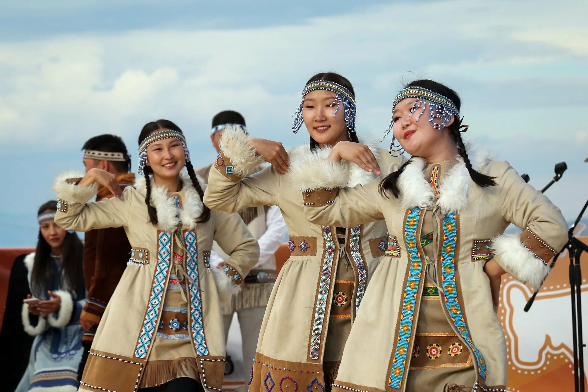 Коряки ительмены эскимосы. Телеуты охотники. Эвенки, эвены, чукчи. Эвены и ненцы. Чукчи коряки эвенки.