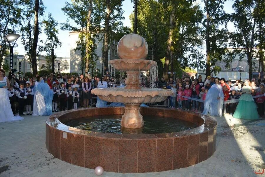 Сегодня в белогорске амурской. Фонтан город Белогорск Амурская область. Сквер Жемчужина Белогорск. Фонтан Жемчужина Белогорск. Площадь г Белогорск Амурская область.