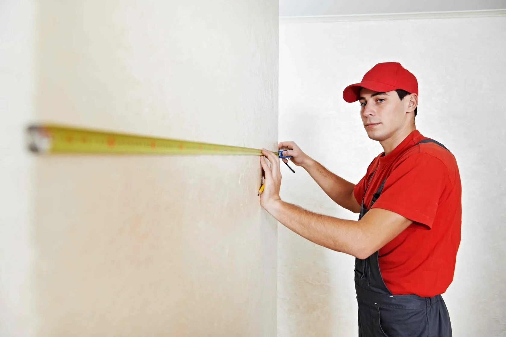 Работа рулеткой. Замерщик потолков. замер стены. замерщик мебели. измерение рулеткой.