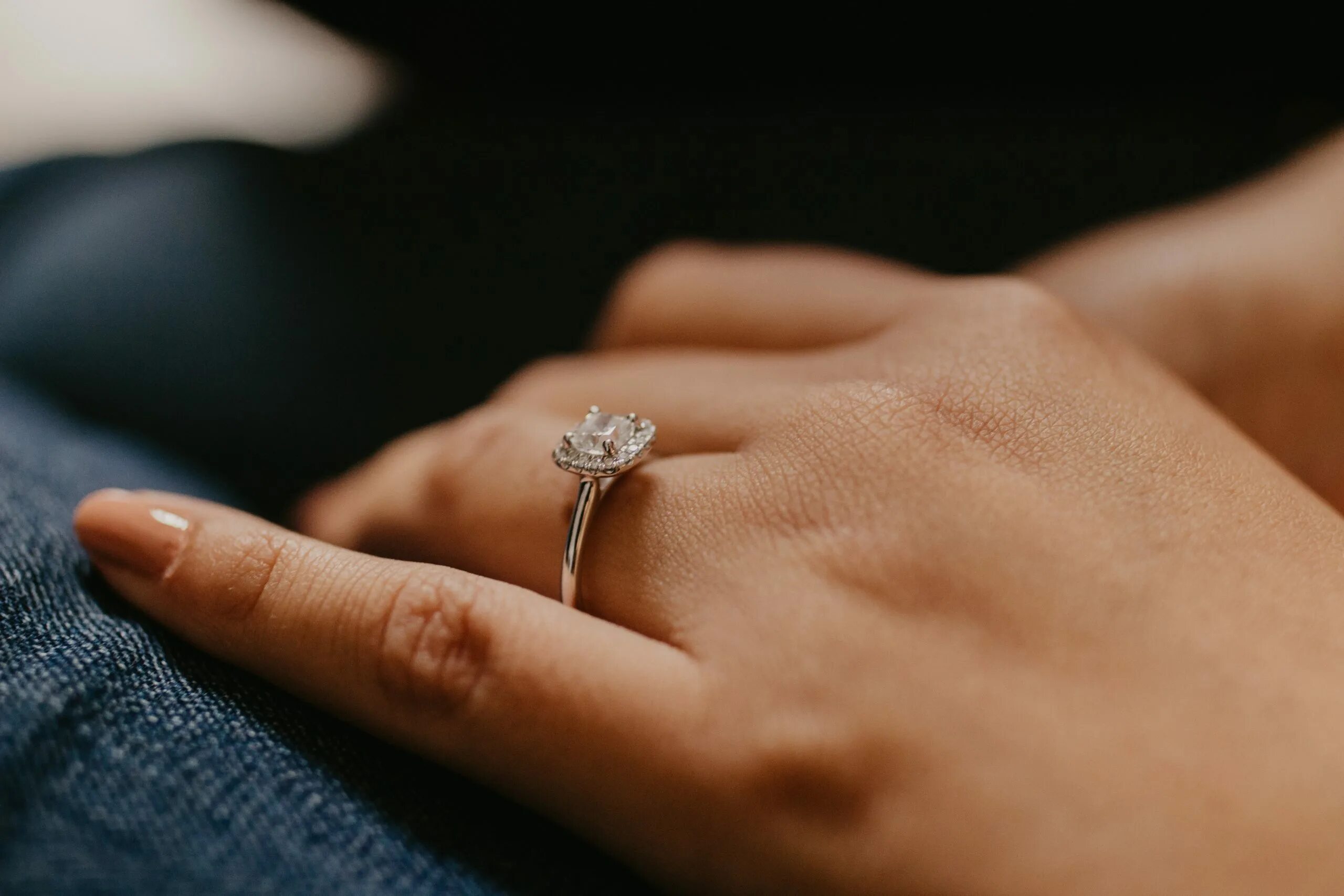 Простое кольцо девушке. Кольцо с бриллиантом на руке. Помолвочное кольцо скромное. Помолвочное кольцо с бриллиантом на правой руке. Необычные кольца для Помолвки.