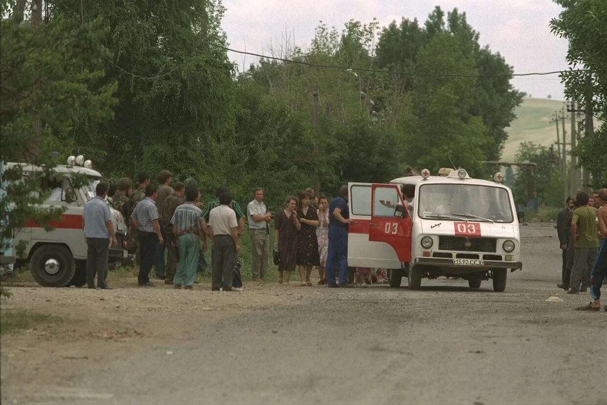 Волонтеры теракт. Буденновске теракт в Буденновске 1995. Буденновск 1995 год теракт. Террористический акт в будённовске в 1995. Заложники в Буденновске 1995.