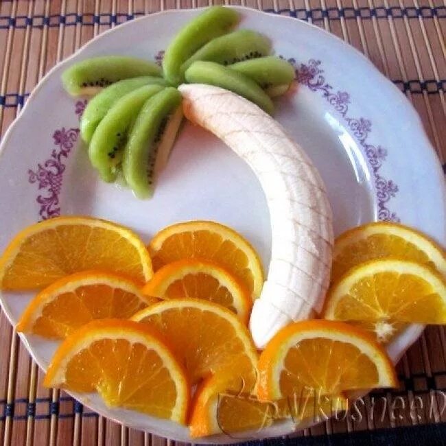 фруктовая тарелка. фруктовая тарелка апельсин киви виноград. фруктовая тарелка апельсин киви виноград. нарезанные фрукты. фруктовая тарелка апельсин киви виноград.