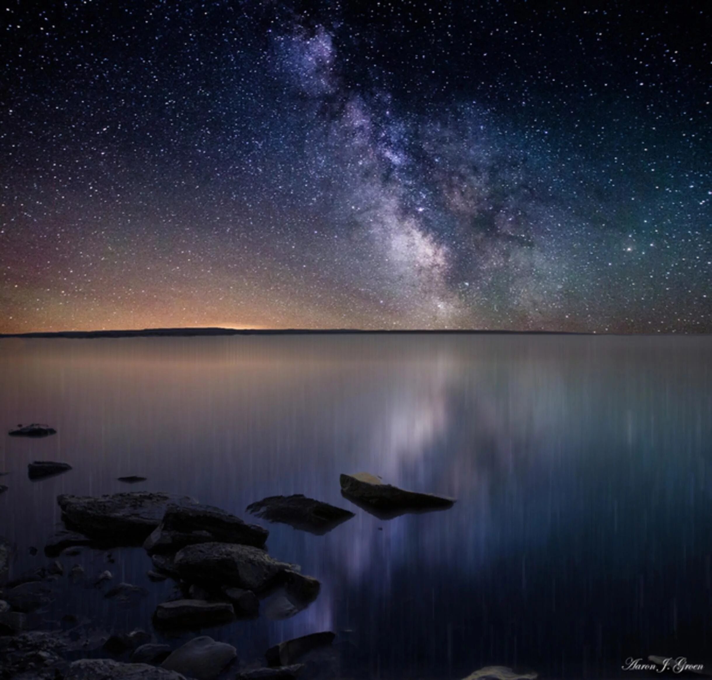 Ночь картинки красивые. Аарон Гроэн фотограф. Звезды над озером. Ночное небо. Ночной пейзаж.