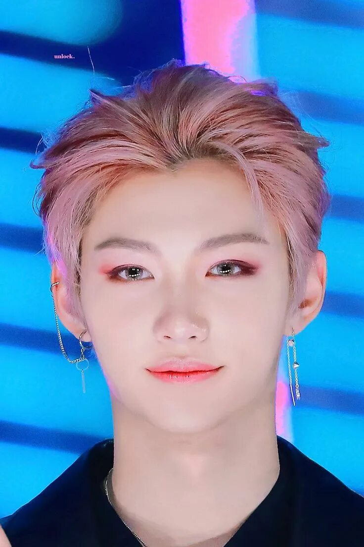 Lee felix selca. Ли феликс профиль. Феликс из stray kids с белыми ресницами. Какого цвета глаза у феликса из stray. Феликс stray kids с линзами.