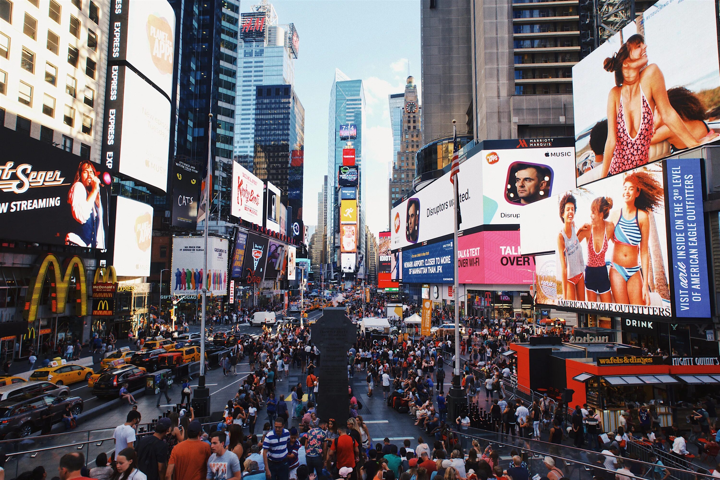 Реклама центр города. Токио и Нью Йорк. Таймс сквер 2020. Наружная реклама Нью Йорк. Нью Йорк рекламные щиты.