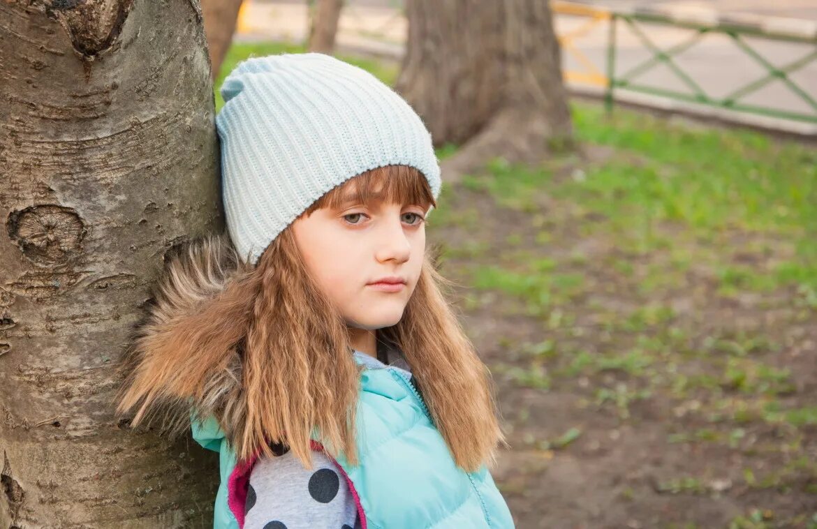 Включи девочка 15. Грязная маленькая девчонка в парке. Красивая шестилетняя девочка в парке. Девочка в парке фото. Маленькая девочка парк фатаны.