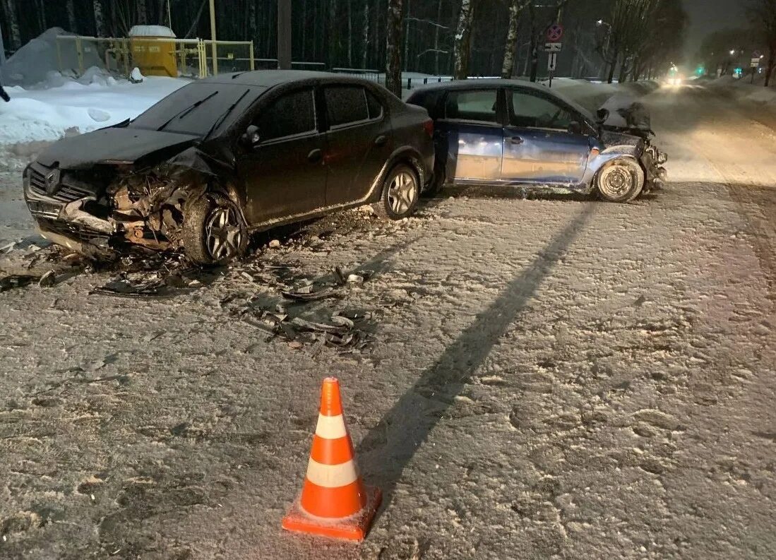 Иномарку отбросило на пожарный автомобиль: в Кирове произошло ДТП с пострадавшим